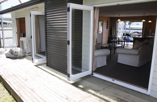 Pauanui Maison | FANTASTIC NEW BACH près de la plage de Pauanui