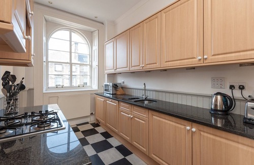 Old Town Appartement | Fantastic corner 2 bedroom property with astounding views of the famous historic Royal Mile.