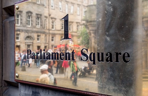 Old Town Appartement | Fantastic corner 2 bedroom property with astounding views of the famous historic Royal Mile.