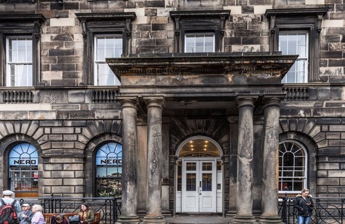 Old Town Appartement | Fantastic corner 2 bedroom property with astounding views of the famous historic Royal Mile.