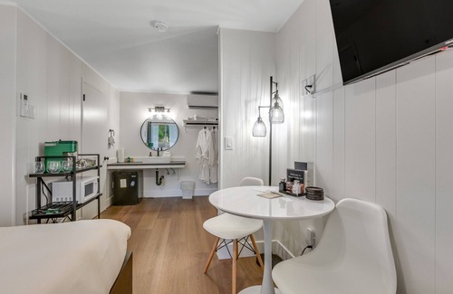 Quilcene Cabine | Fantastic dog-friendly retreat with 8 suites, fast WiFi & lush grounds