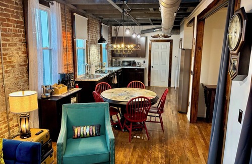 Hohenwald Appartement | Fantastic, Eclectic, 2nd Floor Urban Loft located center of downtown Hohenwald