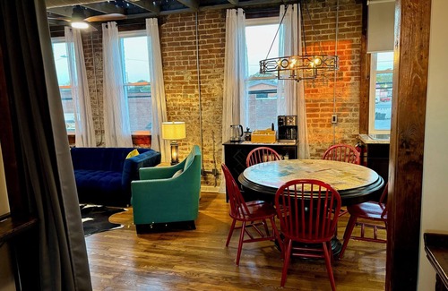 Hohenwald Appartement | Fantastic, Eclectic, 2nd Floor Urban Loft located center of downtown Hohenwald