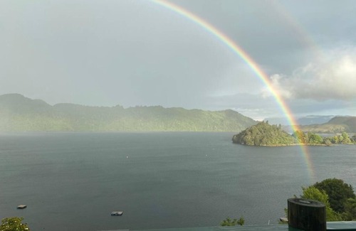 Lake Okareka Maison | Vues fantastiques sur le lac et les montagnes et piscine spa