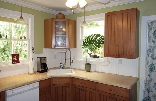 Riverside Park Maison | Fantastic location with huge tropical fenced yard