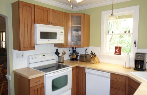 Riverside Park Maison | Fantastic location with huge tropical fenced yard