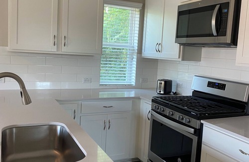 Crestview Appartement | Fantastic location! Pet Friendly! Walking distance to the train and restaurants