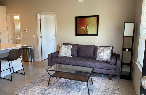 Crestview Appartement | Fantastic location! Pet Friendly! Walking distance to the train and restaurants
