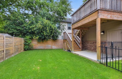 Crestview Appartement | Fantastic location! Pet Friendly! Walking distance to the train and restaurants
