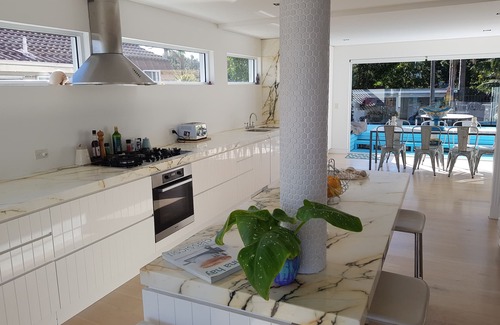 North Curl Curl Maison | Fantastique maison de plage moderne avec une vue sensationnelle sur l'océan et une grande piscine creusée