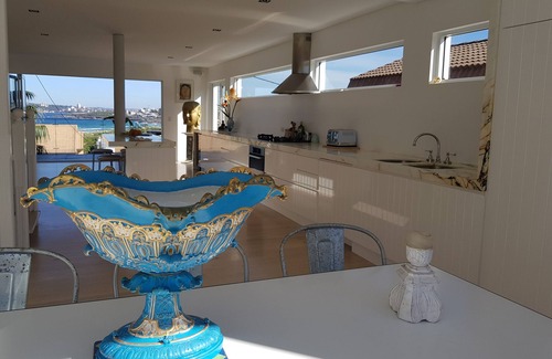 North Curl Curl Maison | Fantastique maison de plage moderne avec une vue sensationnelle sur l'océan et une grande piscine creusée