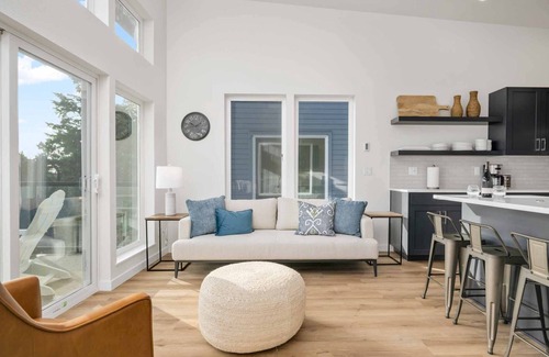 Lincoln City Copropriété | Fantastic Newly Constructed Ebb Street Loft, Large Deck w/ Views, Short Walk to Beach, Food, & Fun