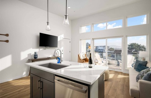 Lincoln City Copropriété | Fantastic Newly Constructed Ebb Street Loft, Large Deck w/ Views, Short Walk to Beach, Food, & Fun