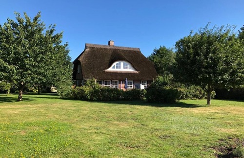 Garz/Rugen Maison | Vacation home with beautiful sea views and spacious garden