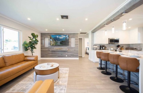 Lake Worth Corridor Villa | Fantasy Resort OMG Pool Waterfall Spa Gym Fast WiFi Hosted by Relaxtay