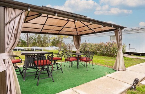 Lissie Maison | Farm experience and group getaway at Pazific Ranch