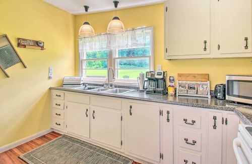 Buena Vista Cottage | NEW! ‘Farm House’ Cottage w/ Deck, 5 Mi to River