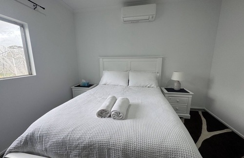Diggers Rest Autre | Farm Stay, feed sheep and relax close to airport