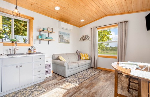 Lynden Maison | Brand New Cozy TINY Farmhouse ~ Peaceful and Quiet w / views
