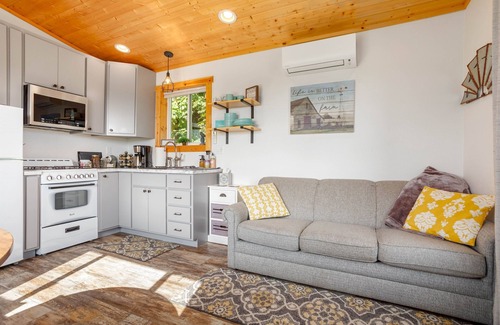 Lynden Maison | Brand New Cozy TINY Farmhouse ~ Peaceful and Quiet w / views