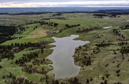 Devils Tower Maison | lake guest ranch