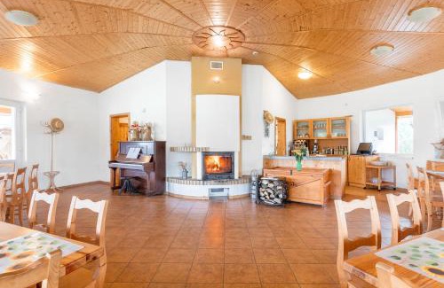 Morasice Maison | Farma Slunečný Dvůr apartmány a family stany střecha pod střechou