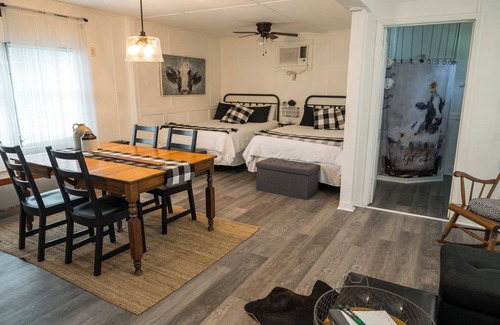 Round Top Autre | Farmhouse bed and bath with pool and hot tub