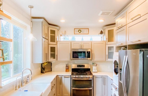 Snoqualmie Maison | Farmhouse by the Falls