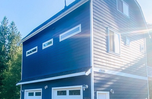 Snoqualmie Maison | Farmhouse by the Falls