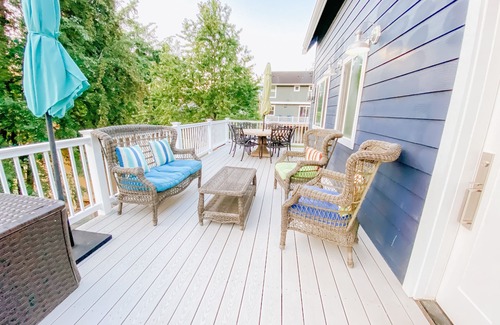 Snoqualmie Maison | Farmhouse by the Falls