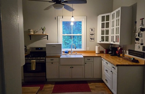 Wrightsboro Autre | Farmhouse Getaway w/ Chickens 15 min 2 Beach & Downtown