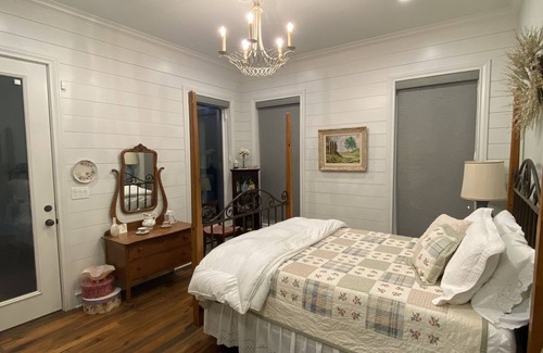 Quitman Lit Et Petit-Déjeuner | FARMHOUSE GUEST SUITE: Spiritual Retreat & Country Resort for Rest & Restoration
