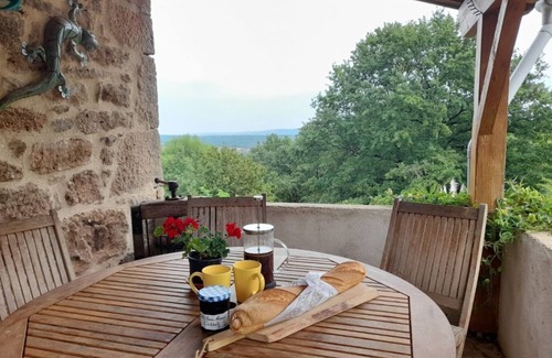 Villeneuve d'Aveyron Villa | Farmhouse in countryside, pet friendly, private pool, sleeps 6