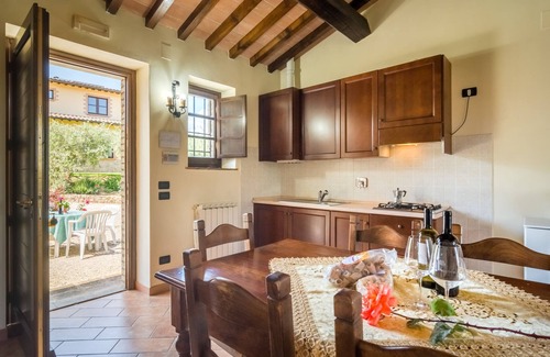 Ramazzano Maison | Farmhouse in Perugia with Hot Tub, Swimming Pool, Garden, BBQ