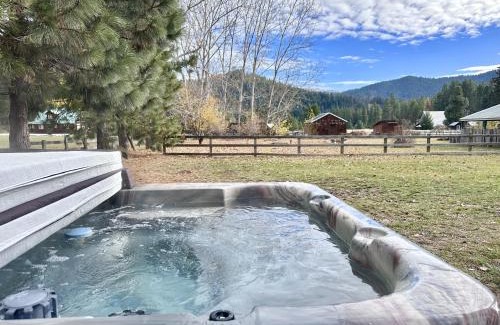 Leavenworth Maison | Farmhouse in Plain by NW Comfy Cabins