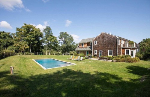 Shelter Island Maison | Ferme nichée au bord de prés, piscine, près des plages et situé au centre!