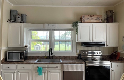 New Site Autre | Farmhouse on Rock Creek Farm in Belmont. Enjoy a treehouse & wade Rock Creek