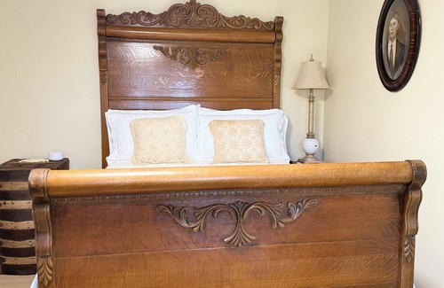 New Site Autre | Farmhouse on Rock Creek Farm in Belmont. Enjoy a treehouse & wade Rock Creek