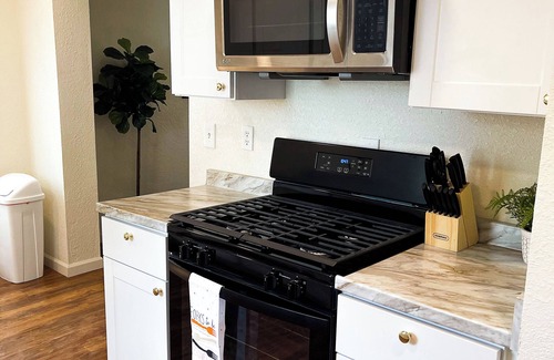 Thatcher Maison | Farmhouse Retreat with deck and fire pit, very family friendly & great location