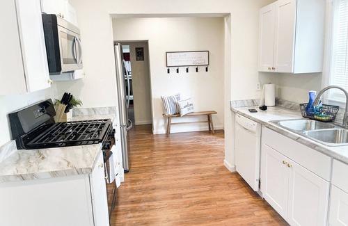 Thatcher Maison | Farmhouse Retreat with deck and fire pit, very family friendly & great location