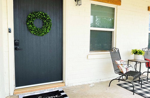 Thatcher Maison | Farmhouse Retreat with deck and fire pit, very family friendly & great location