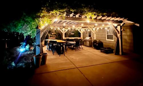 Medford Maison | Farmhouse Rv - Sunset Pergola - Fire Pit - Views