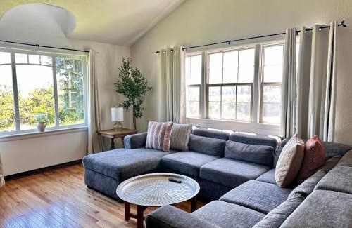 Medford Maison | Farmhouse Rv - Sunset Pergola - Fire Pit - Views