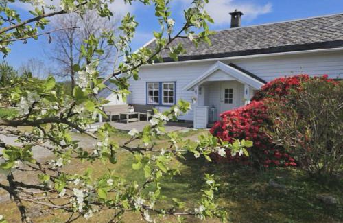 Lindas Maison | Farmhouse With Wilderness Bath And Grill Pavilion