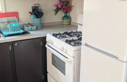 Farmington Hills Appartement | Farmington Hills Tiny Home Workspace + Parking