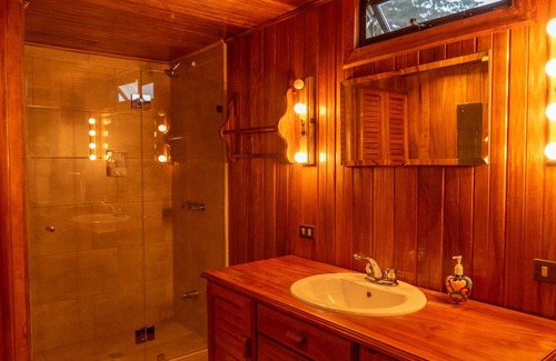 Poas Volcano National Park Cabine | FARMLAND PARADISE, Poas Volcano 4-bedroom cabin