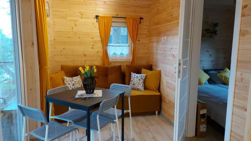 Wdzydze Kiszewskie Maison | Farwne checze