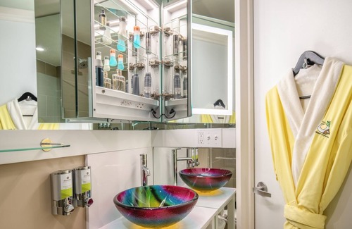 Garment District Hôtel | Fashionista King Space, Artsy Boutique Hotel: Relaxing Stays, Near Broadway
