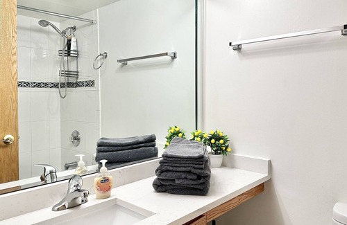 Hickory Hills Appartement | Fast Wi-Fi/4KTV/Free parking/Comfy beds/Getaway