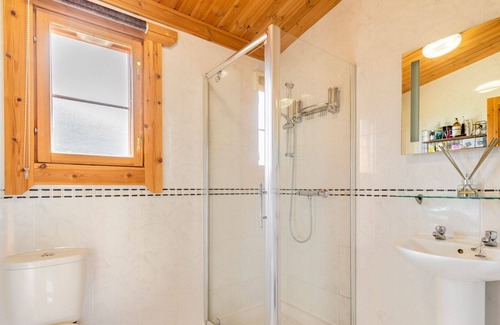 Norwich Cabine | Fat Rascals Retreat | Stunning Secluded Lakeside Lodge with free fishing on site!